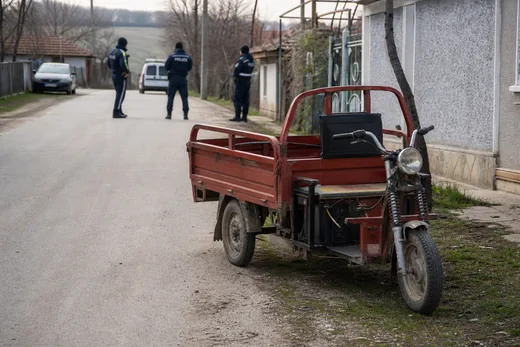 Редакционна илюстрация към новината за полицейската проверка в Средковец